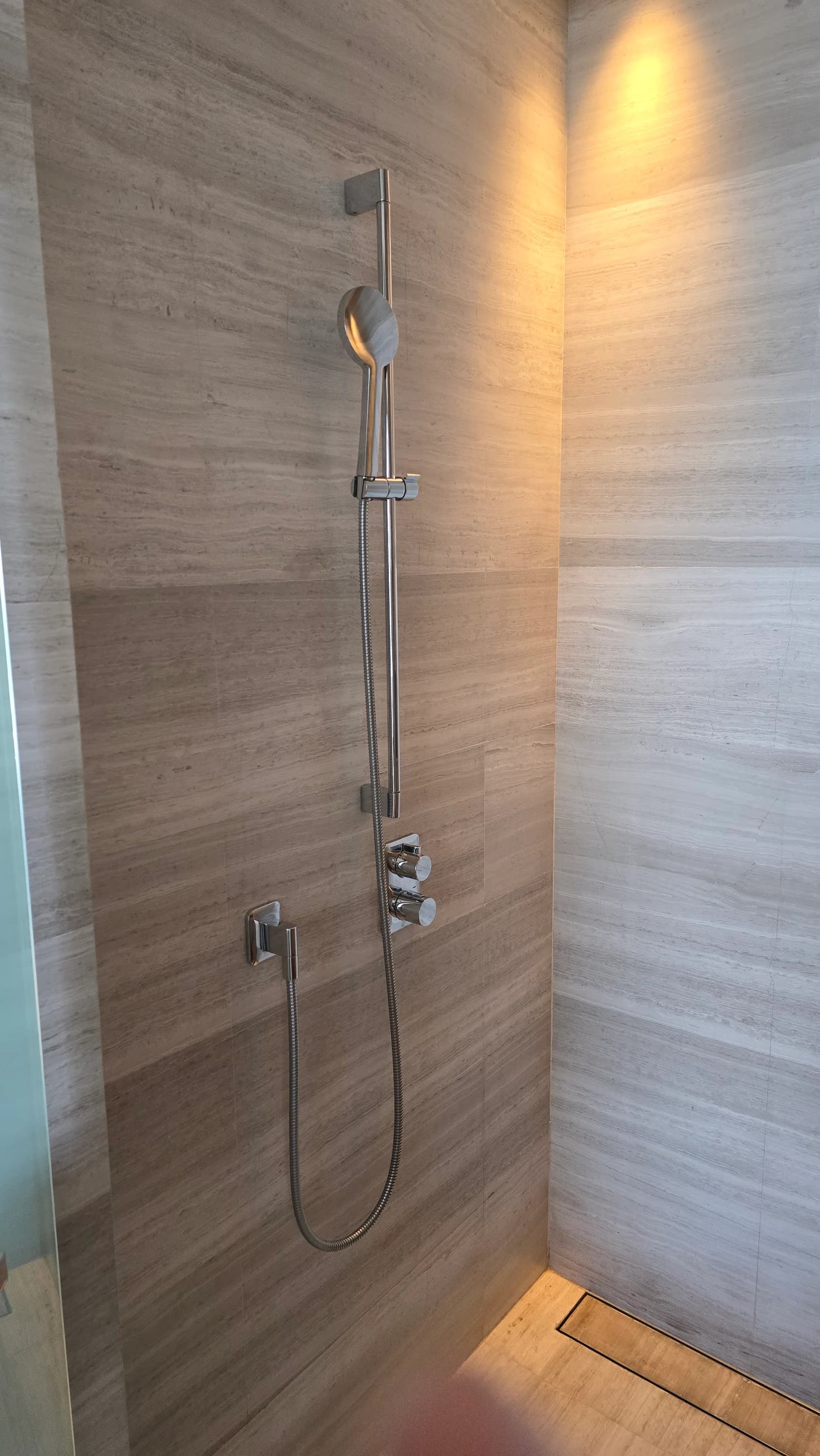 Capella Bangkok bathroom detail 028