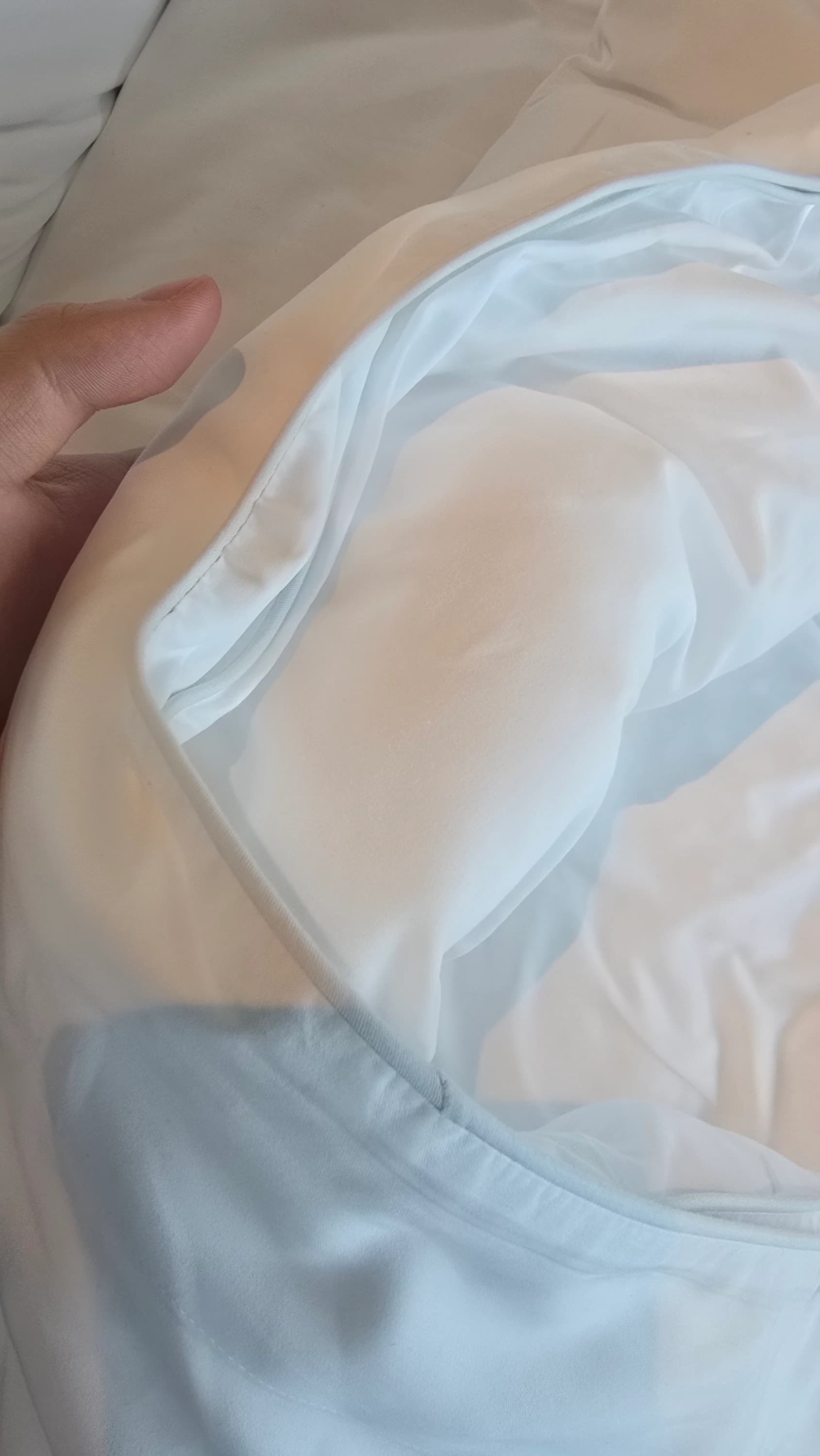 Capella Bangkok bed and linen detail 060