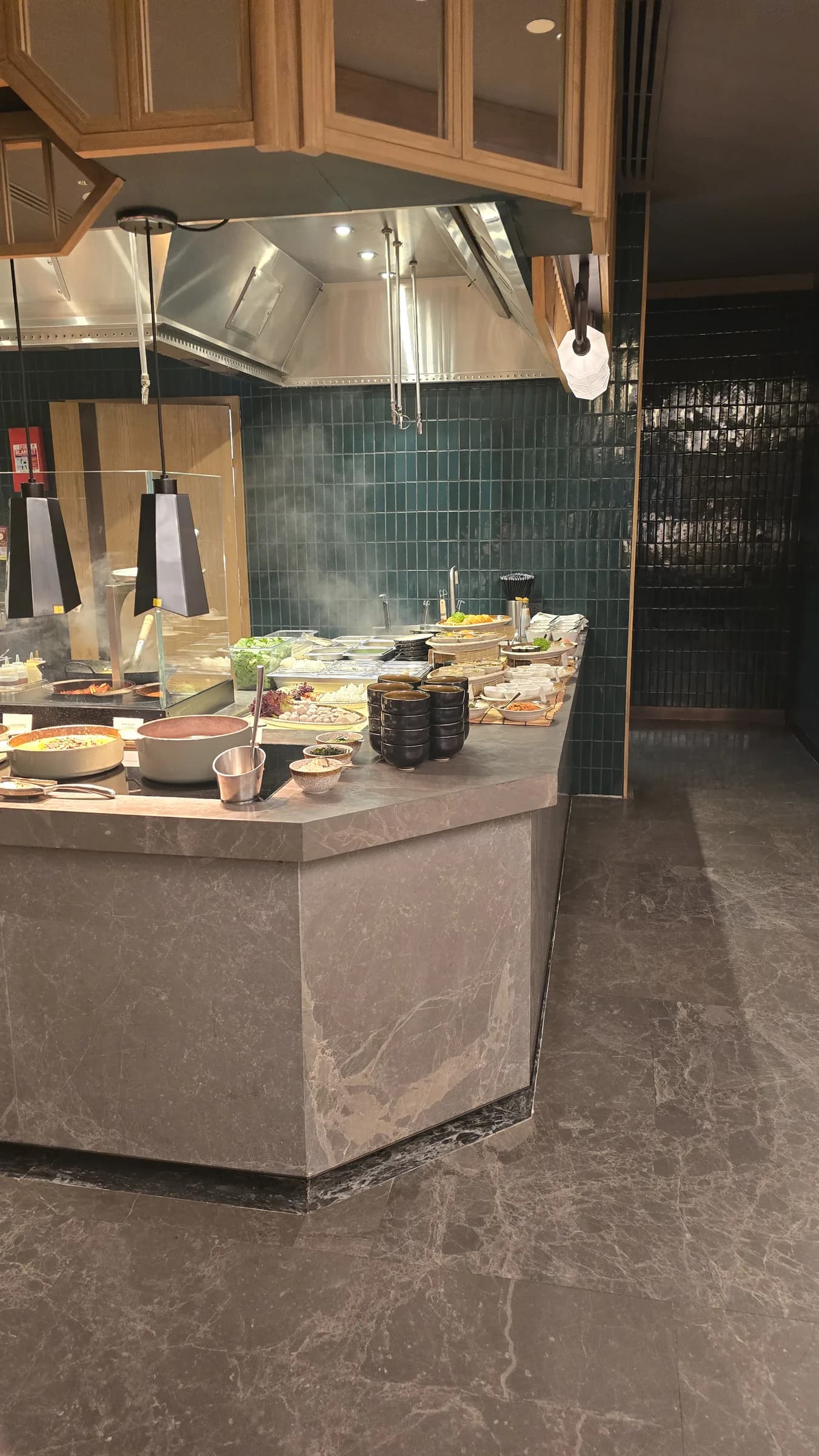 The open breakfast counter helped the Pavilion breakfast feel active and freshly handled.