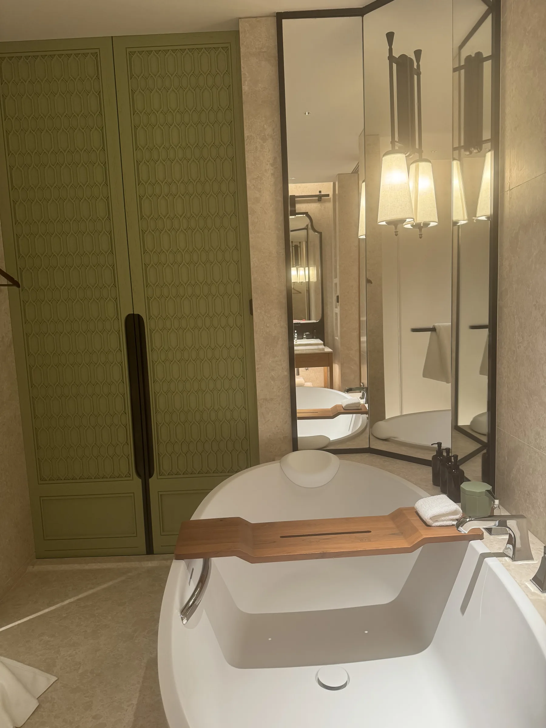 The bathtub area was one of the clearer signs that the room finish was calm and well controlled.