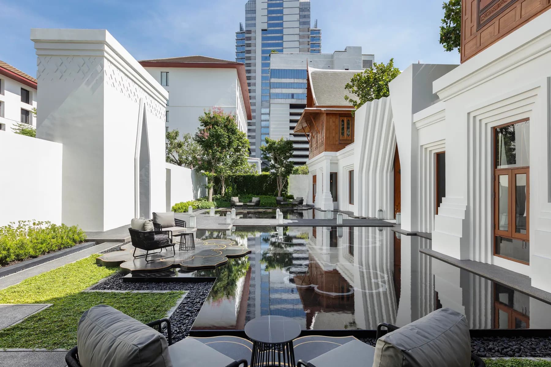 庭に囲まれた The Sukhothai Spa の中庭