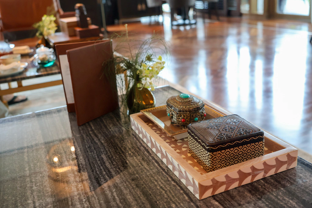 علب صغيرة وزهور على طاولة في The Living Room.