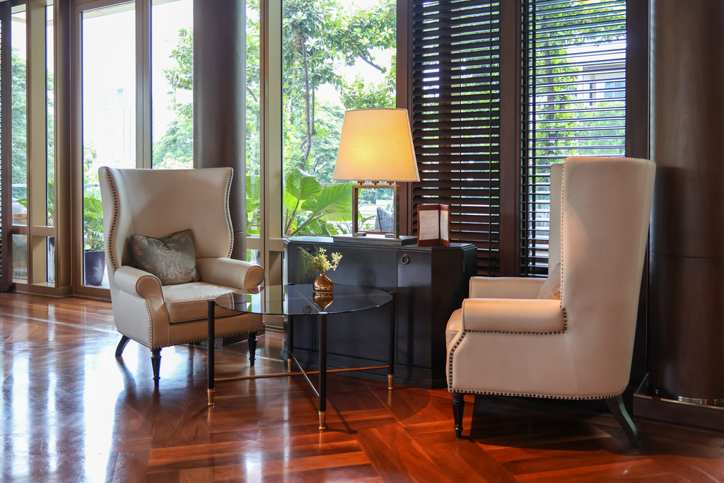 مقعدان بجناحين قرب نافذة في The Living Room.
