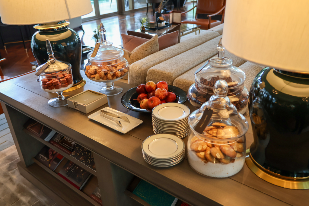 طاولة الضيافة خلف أرائك The Living Room.