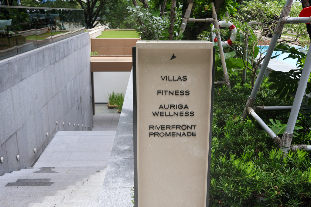لوحة الاتجاهات بجوار درج المسبح، ومنها تتضح الطرق إلى الفيلات وFitness وAuriga Wellness والممشى النهري.