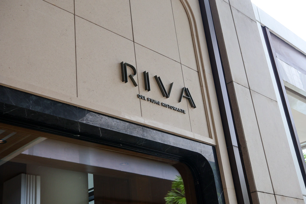 لافتة Riva del Fiume Ristorante، المطعم الإيطالي في فورسيزونز.