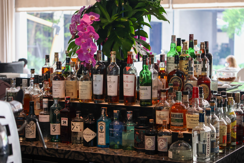 تضم خزانة المشروبات في صالة فورسيزونز ويسكي The Macallan وGlenfiddich، وجين Hendrick’s وبوربون Maker’s Mark.