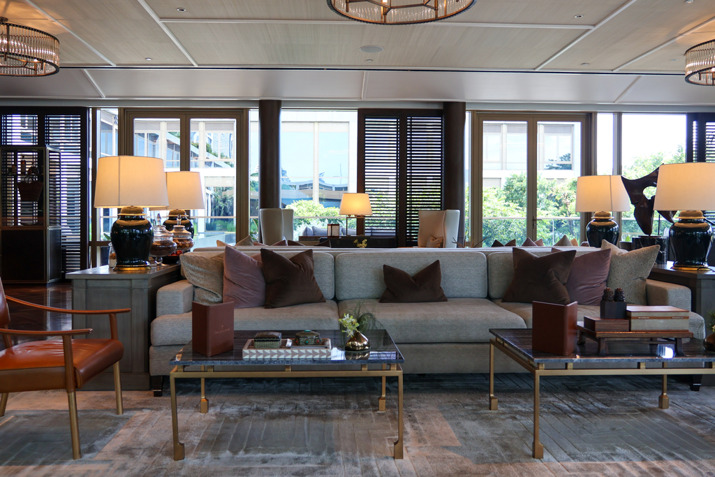 الأرائك الوسطى في The Living Room.