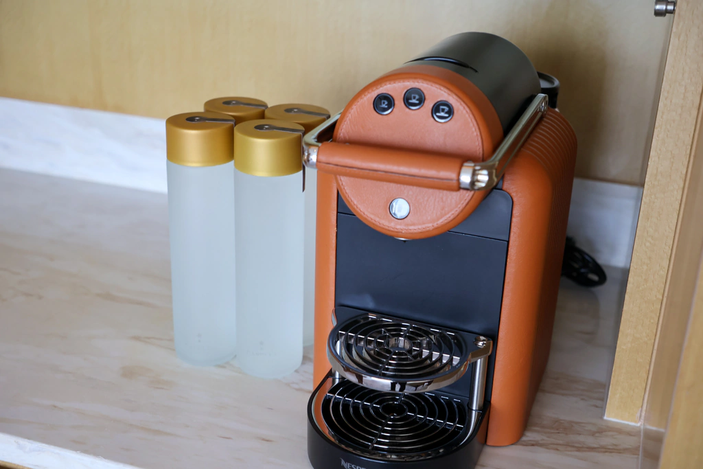آلة Nespresso Professional في الغرفة.