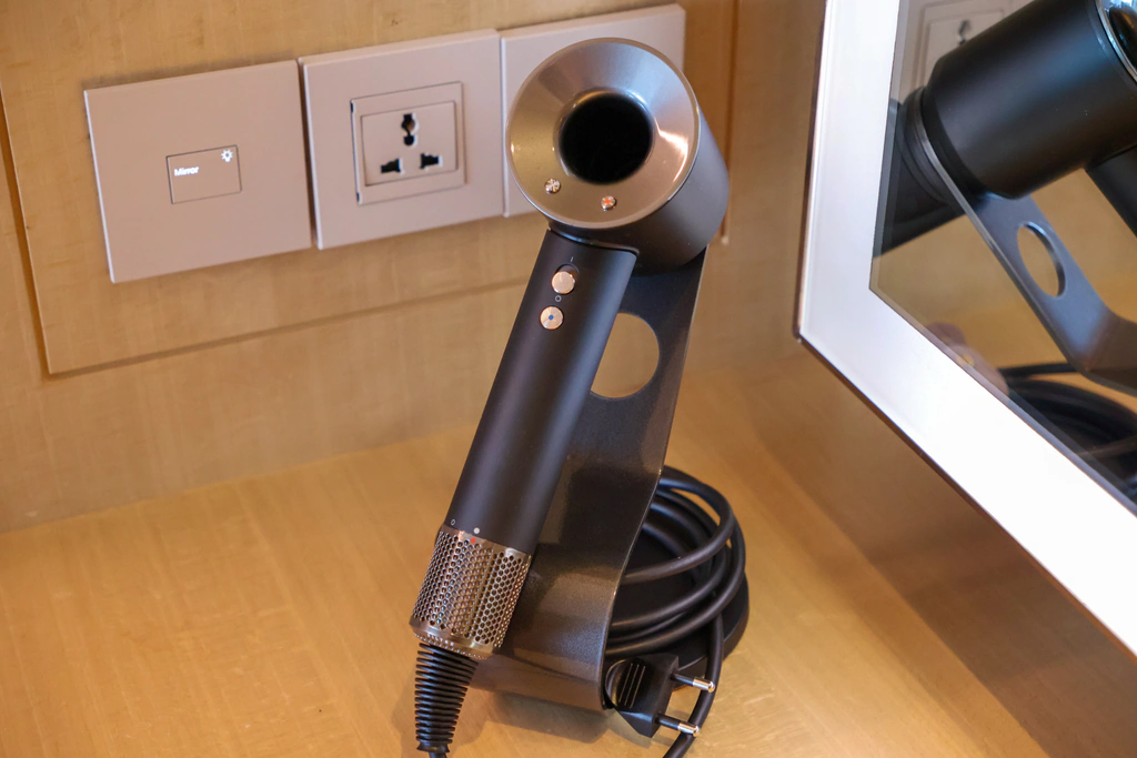 مجفف Dyson Supersonic بجوار مرآة غرفة الملابس.
