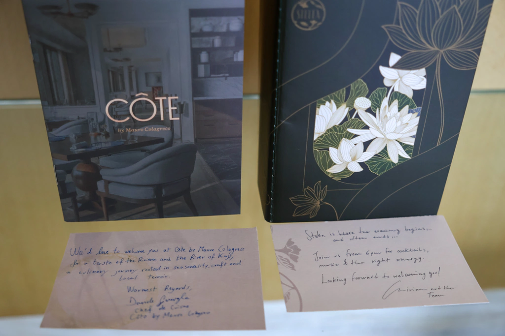 كتيبا Côte وStella مع ترحيب مكتوب باليد.
