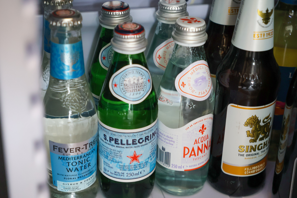 Fever-Tree Mediterranean Tonic Water وS.Pellegrino وAcqua Panna وبيرة Singha.