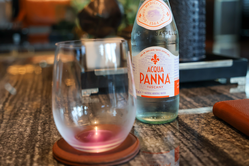 Acqua Panna على الطاولة أثناء انتظار Cin Cin.