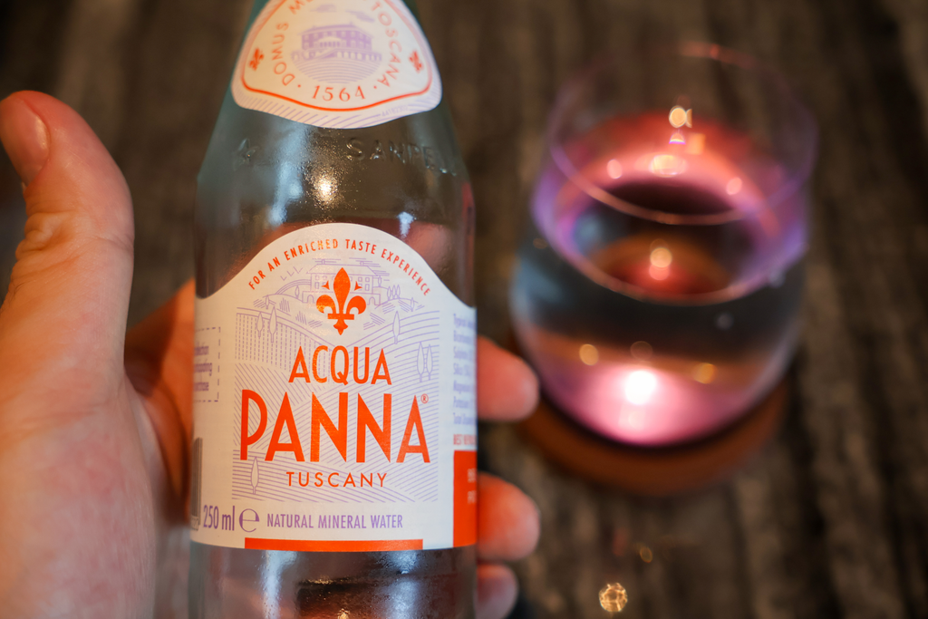 زجاجة Acqua Panna بحجم 250 مل التي طلبتها في The Living Room.