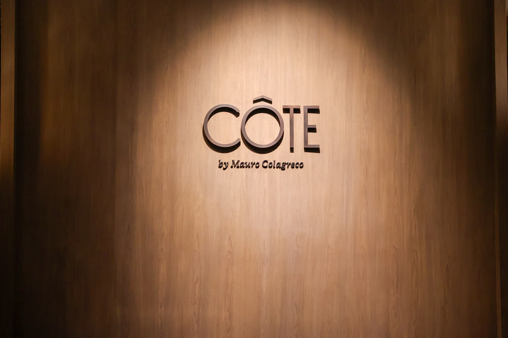 لوحة Côte by Mauro Colagreco في الطابق الثاني.