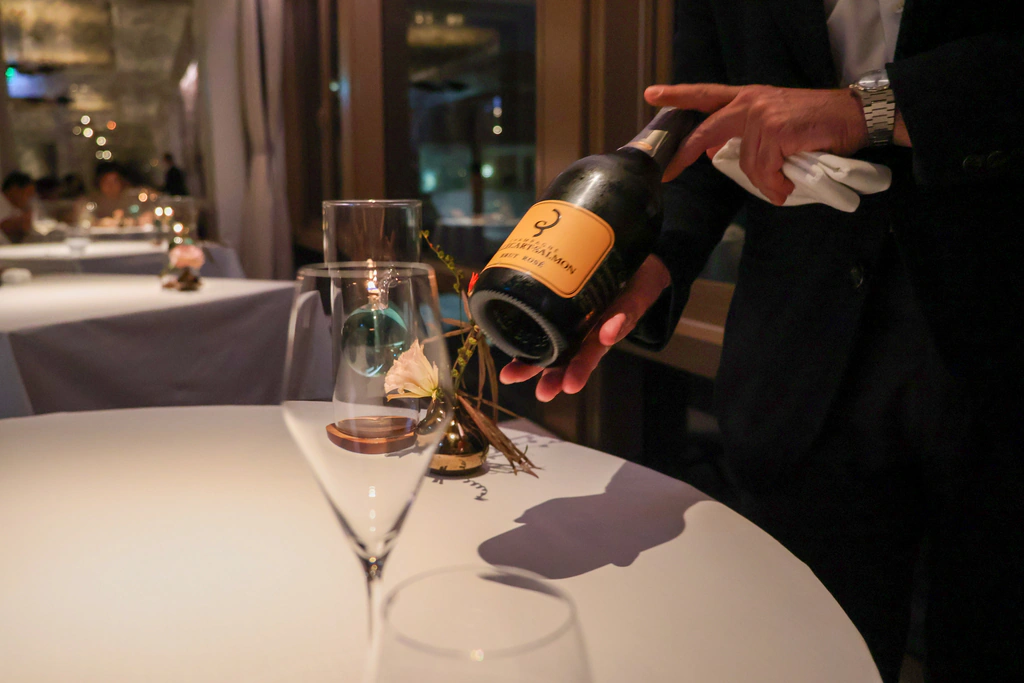 وُجهت زجاجة Billecart-Salmon Brut Rosé نحوي قبل السكب.