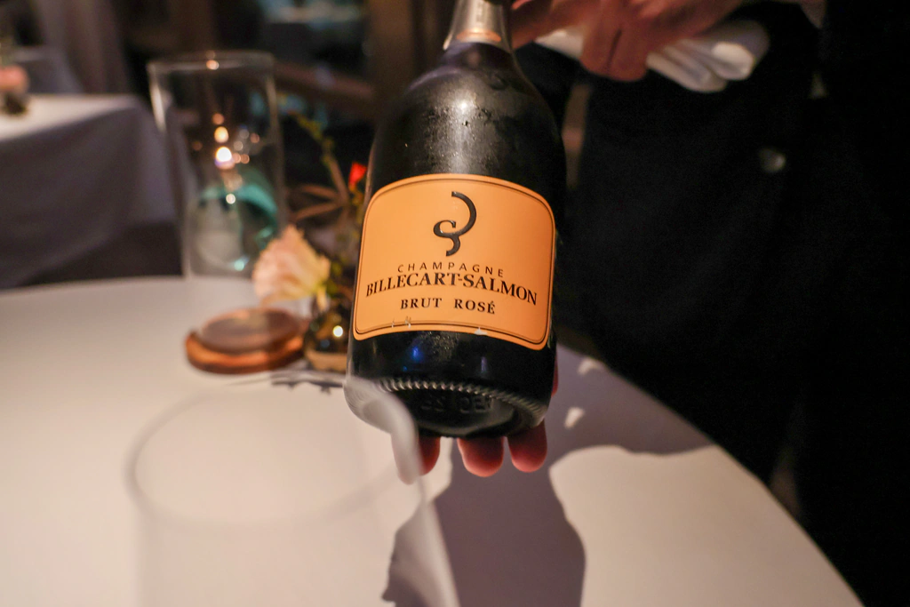 الكأس الأولى شمبانيا Billecart-Salmon Brut Rosé، بمزيج شاردونيه وبينو نوار ومونييه من شامبانيا الفرنسية.