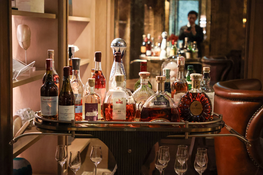 تضم عربة Côte كونياك Hine Antique XO وMartell وRémy Martin XO.