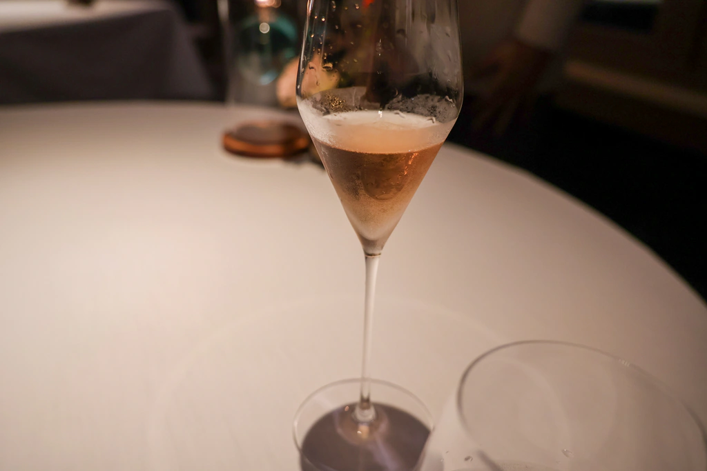 Billecart-Salmon Brut Rosé في الكأس.