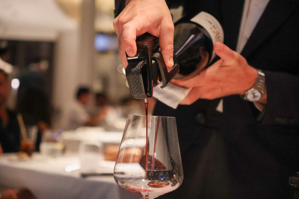 فوهة Coravin والكأس عن قرب.