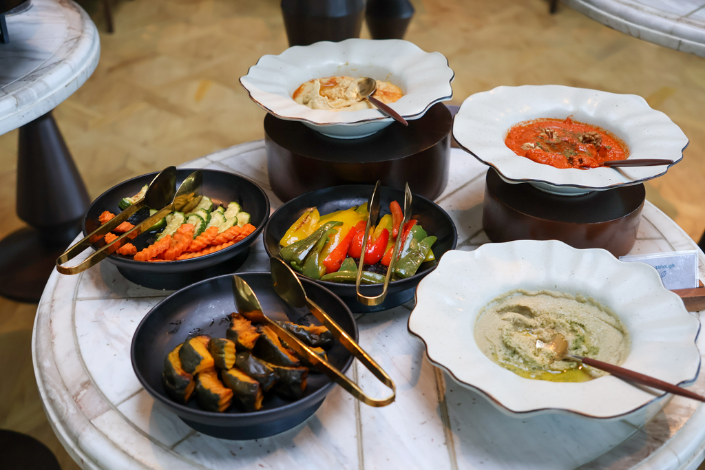 خضار مطهوة وغموس ملون.