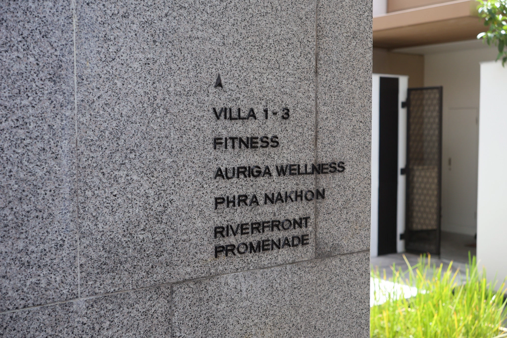 لوحة خارجية للفيلات 1–3 وFitness وAuriga Wellness وPhra Nakhon والممشى النهري.