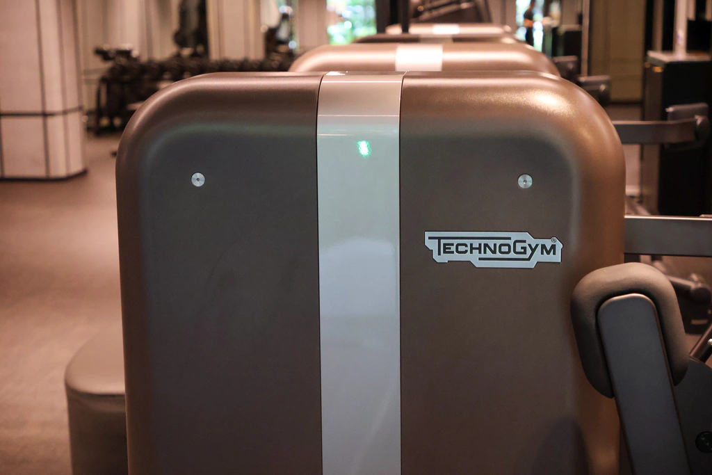 شعار Technogym على الجهاز.