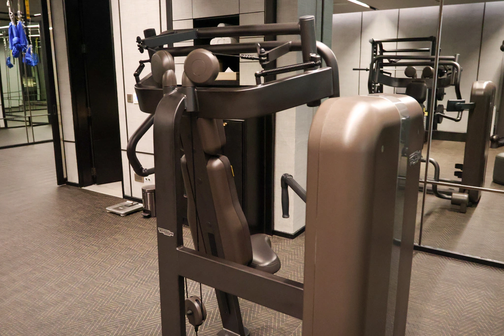 جهاز لتمارين القوة من Technogym يُستخدم جلوسًا.