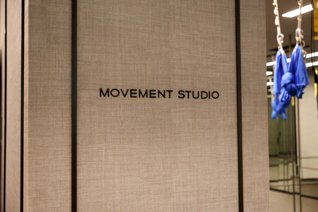 Movement Studio مساحة تمرين مستقلة بجوار أجهزة المشي وتمارين القوة.