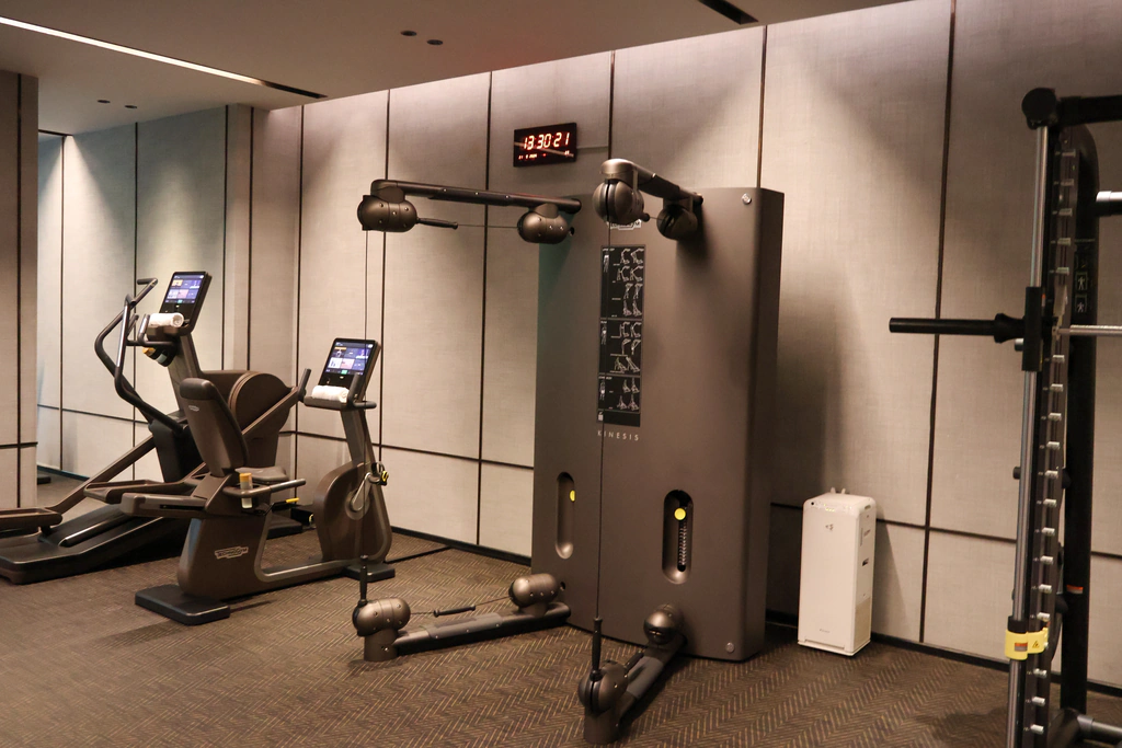 Technogym Kinesis، محطة كابلات بمقابض على ارتفاعات متعددة.