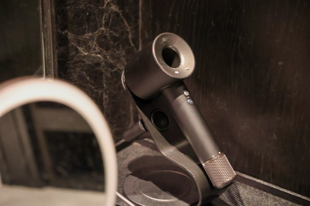 في غرفة تبديل السبا مجفف Dyson Supersonic خاص بها، إضافة إلى الموجود في الجناح.