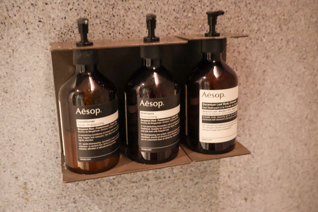 بلسم وشامبو Aesop وغسول الجسم Geranium Leaf داخل دش Auriga.