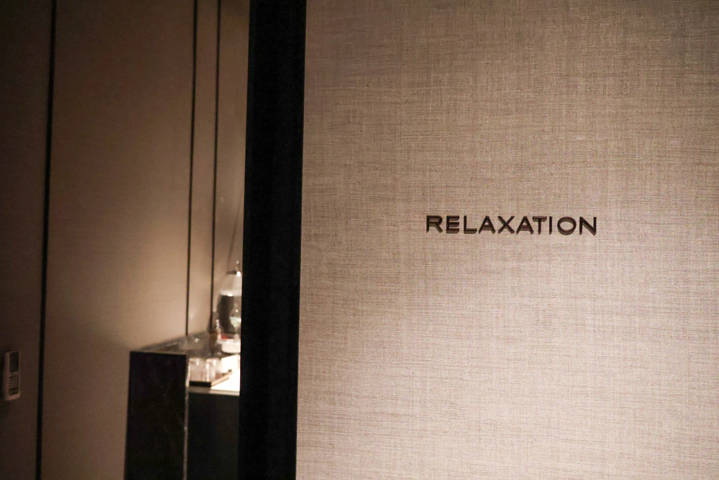 تشير لافتة Relaxation إلى منطقة استرخاء مستقلة عن الحوض والساونا، لتمضية وقت هادئ بعد الخروج من الماء.