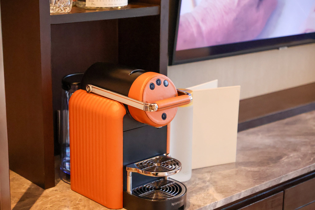 في 308 أيضًا آلة Nespresso Professional برتقالية.