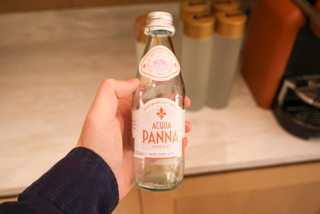 زجاجة Acqua Panna بحجم 250 مل التي شربتها في الغرفة.