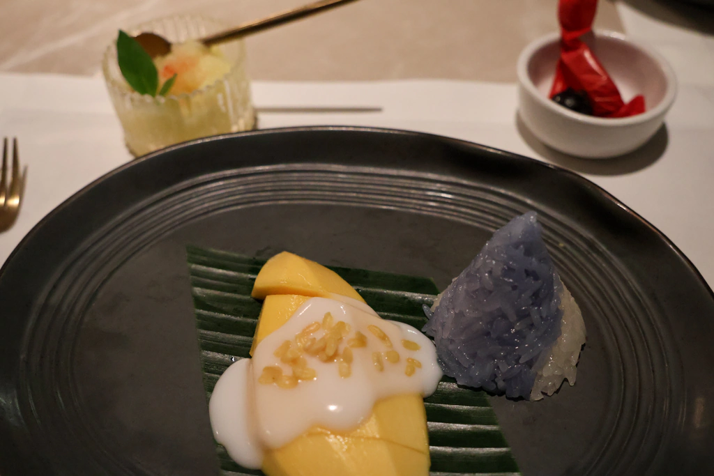 أرز لزج بالمانغو في العشاء.