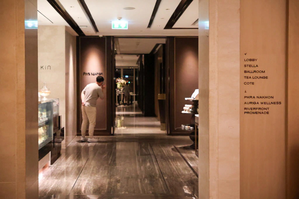 تقسم اللوحة بجوار KIN الاتجاهات بين الردهة وStella وBallroom وTea Lounge وCôte من جهة، وPhra Nakhon وAuriga Wellness والممشى النهري من جهة أخرى.