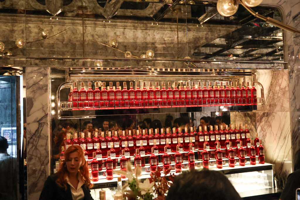 تملأ زجاجات Campari الرفوف خلال Negroni Week.