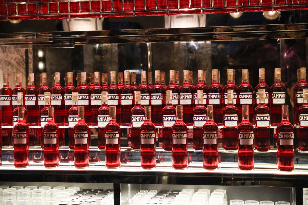 ملصق زجاجة Campari في العرض.