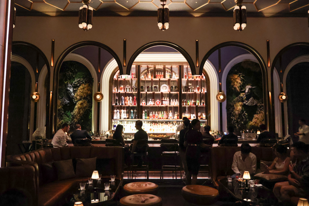 البار وجلسات الأرائك في BKK Social Club بفورسيزونز.