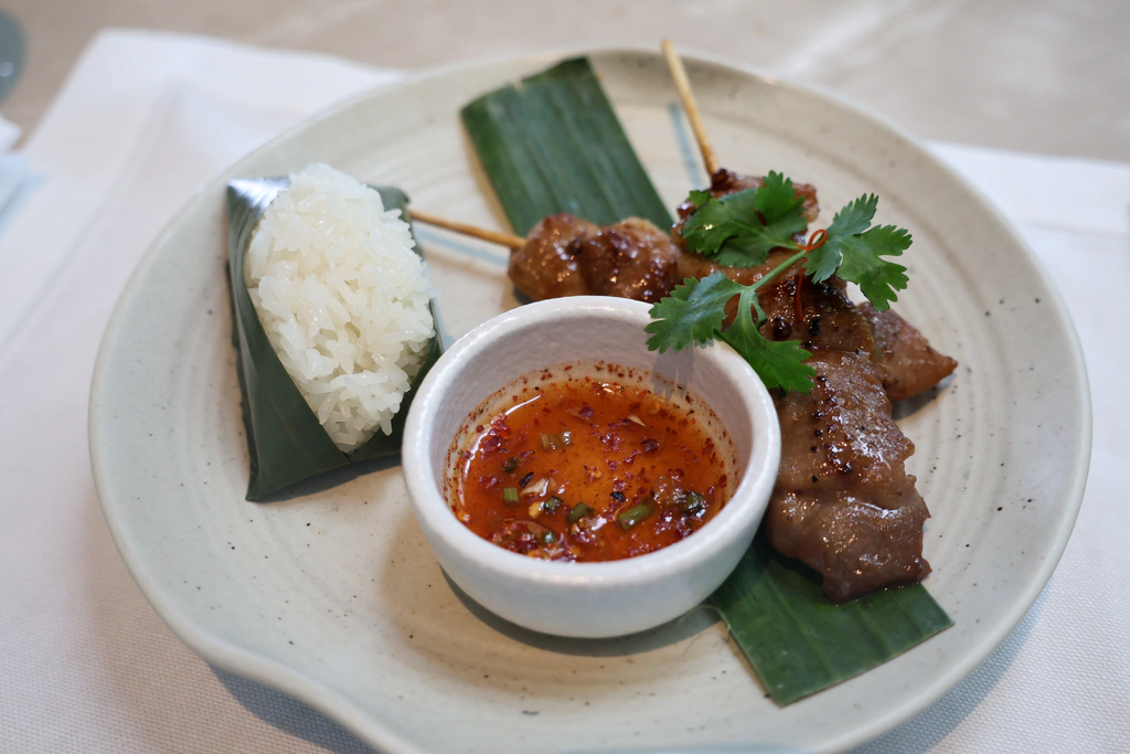 Moo Ping Khao Niew: أسياخ لحم خنزير تايلاندية مشوية مع أرز لزج.