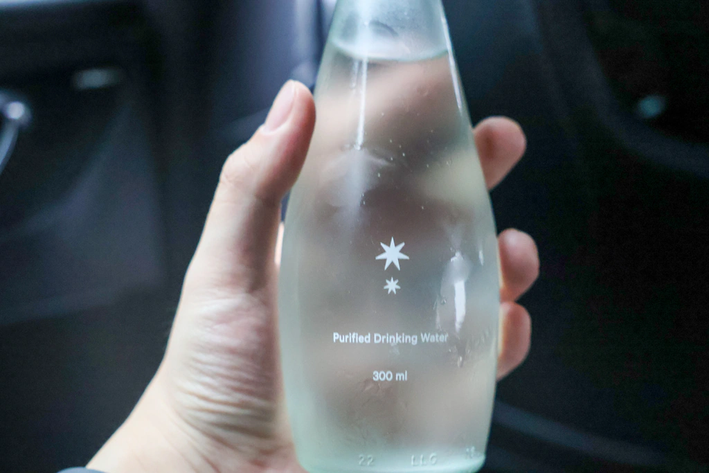 زجاجة بحجم 300 مل مع شعار كابيلا، مكتوب عليها Purified Drinking Water، أي ماء شرب منقّى.