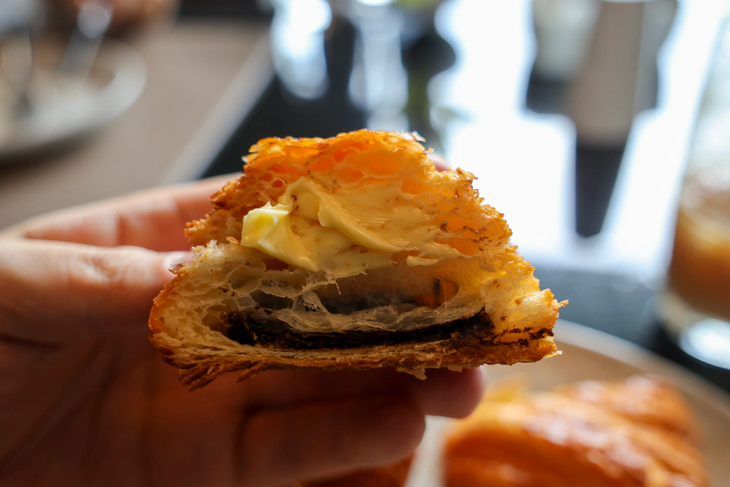 หน้าตัด Pain au Chocolat ที่เห็นโพรงกับช็อกโกแลตและเนยเพิ่ม
