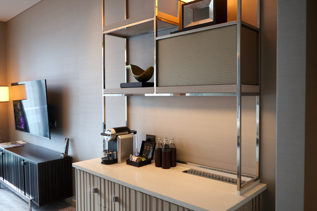 เครื่อง Nespresso และน้ำใต้ชั้นเปิดสลับแผงทึบ