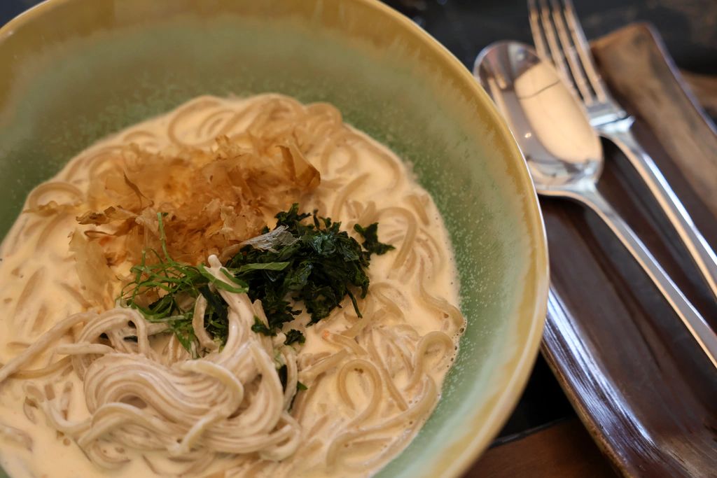 มุมบนชามโซบะกว้างกับส้อมและช้อนข้างกัน