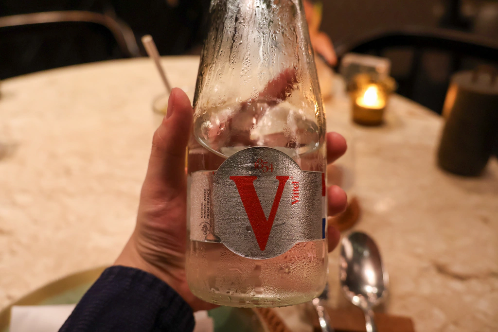 ขวด Vittel ที่มีตัว V แดงและข้อความน้ำแร่ฝรั่งเศส