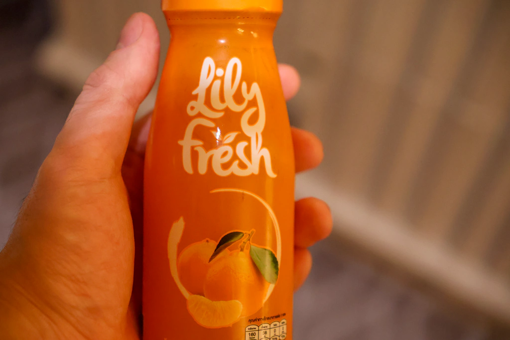 ขวดน้ำส้ม Lily Fresh ที่หยิบจากตู้เย็น