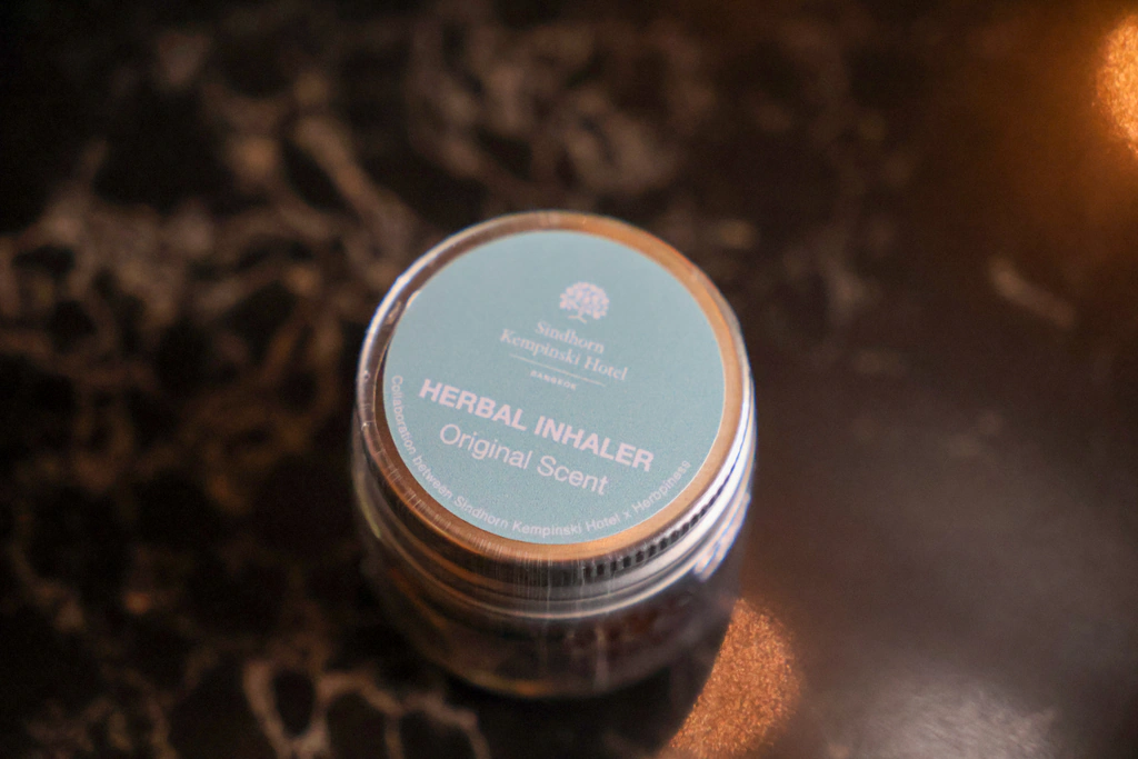 ภาชนะเล็กโลโก้โรงแรมชื่อ Herbal Inhaler Original Scent