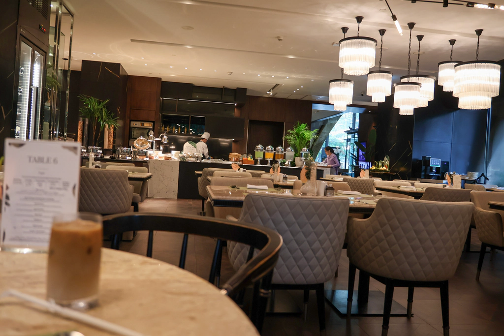 ที่นั่ง Flourish กับเคาน์เตอร์อาหารเมื่อมองผ่านโต๊ะกาแฟ