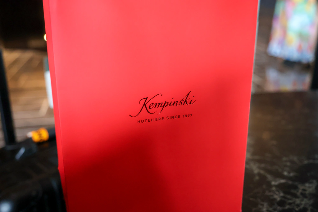 ถุงแดงที่มี Kempinski และ Hoteliers Since 1897